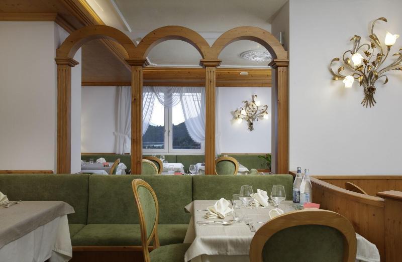 Hotel Olympia Molveno Exteriör bild