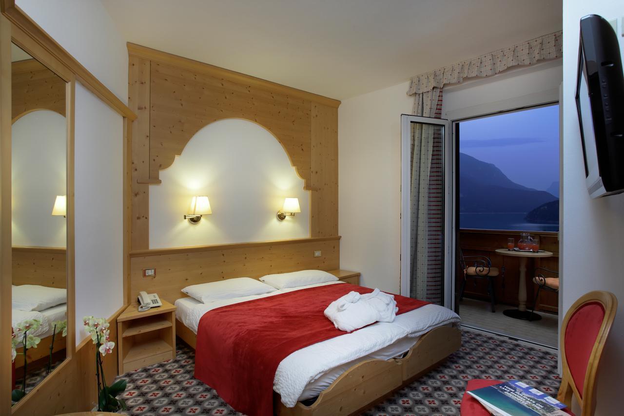 Hotel Olympia Molveno Exteriör bild